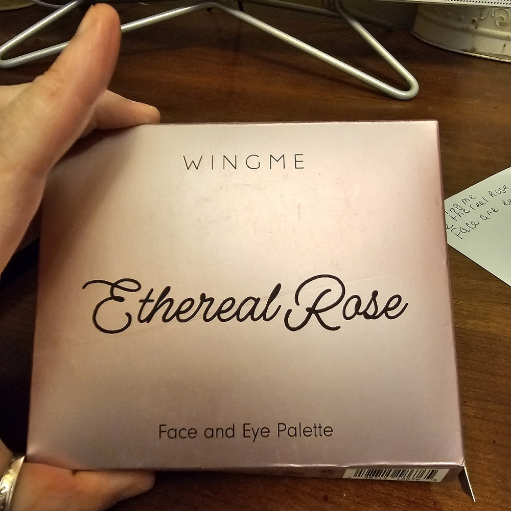 Makeup Palette with Gold and Cream Shades - Picture 4 of 4